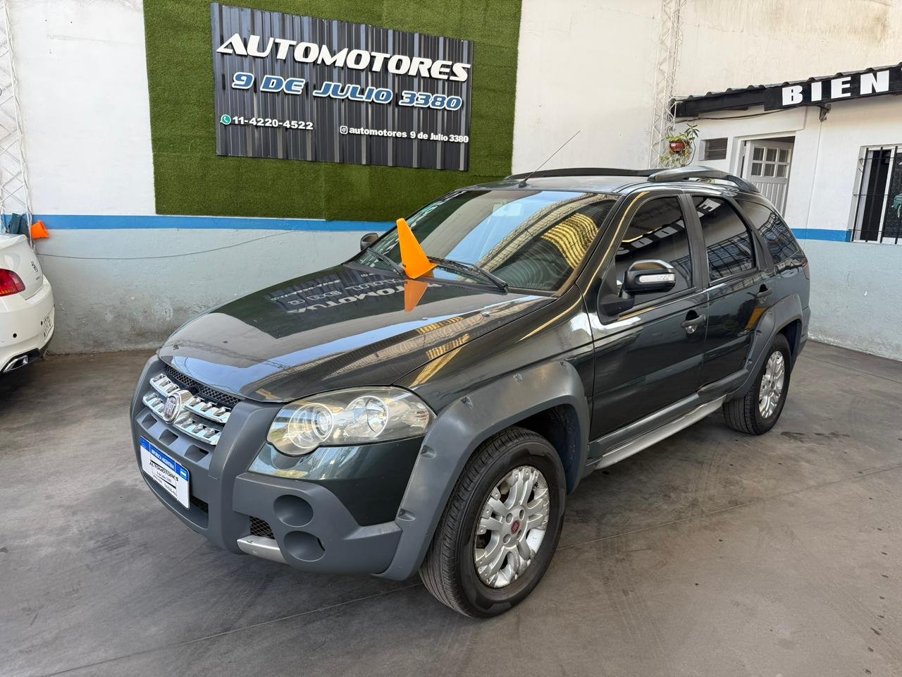 Auto en agencia